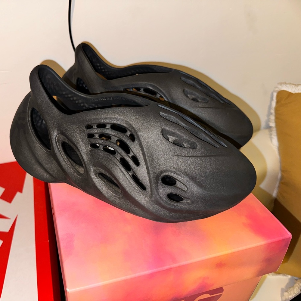 Onyx Yeezy foam runners size 6M /7.5W
